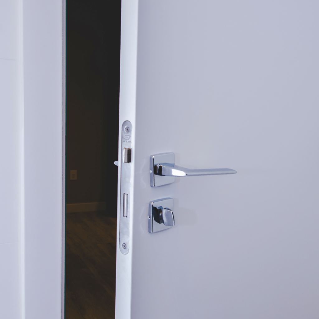 porta acabamento laqueado