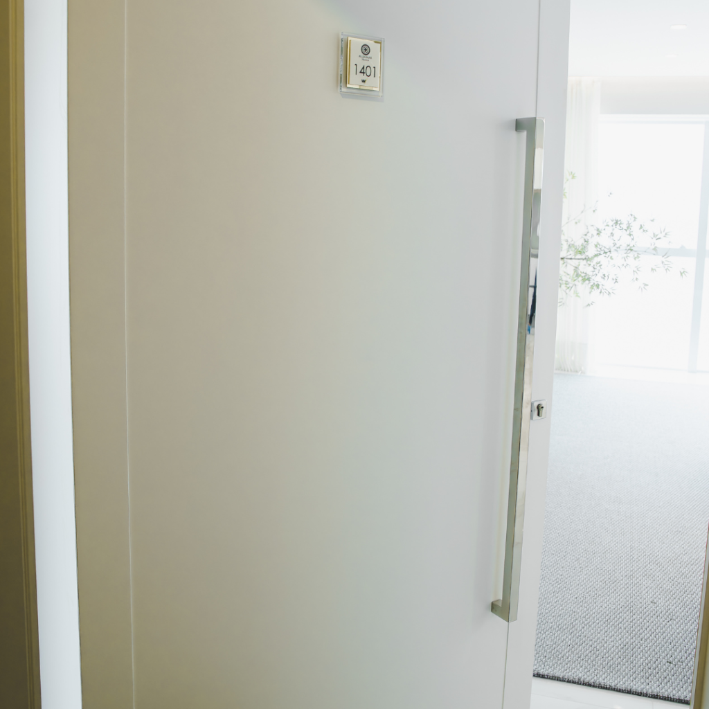 porta de banheiro com padrã laqueado