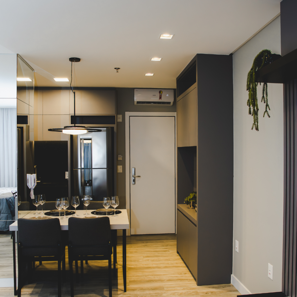 ambiente com superfícies laqueadas