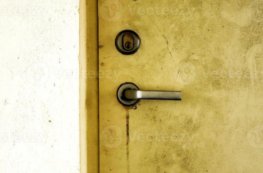 Porta amarelada: causas e solução